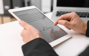 Leia mais sobre o artigo Assinatura eletrônica simples, avançada e qualificada: qual usar em cada situação?