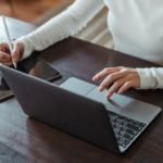 O boom dos microempreendedores em 2025: por que o MEI precisa consultar documentos antes de fechar parceria